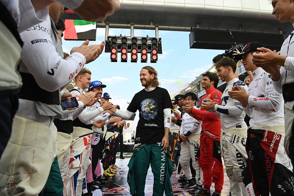 Sebastian Vettel, Aston Martin, receives a guard of honur from the other driveers on the grid prior to the start of his final race in F1