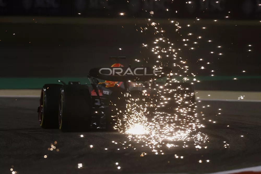 Max Verstappen y el Red Bull Racing RB19 echan chispas