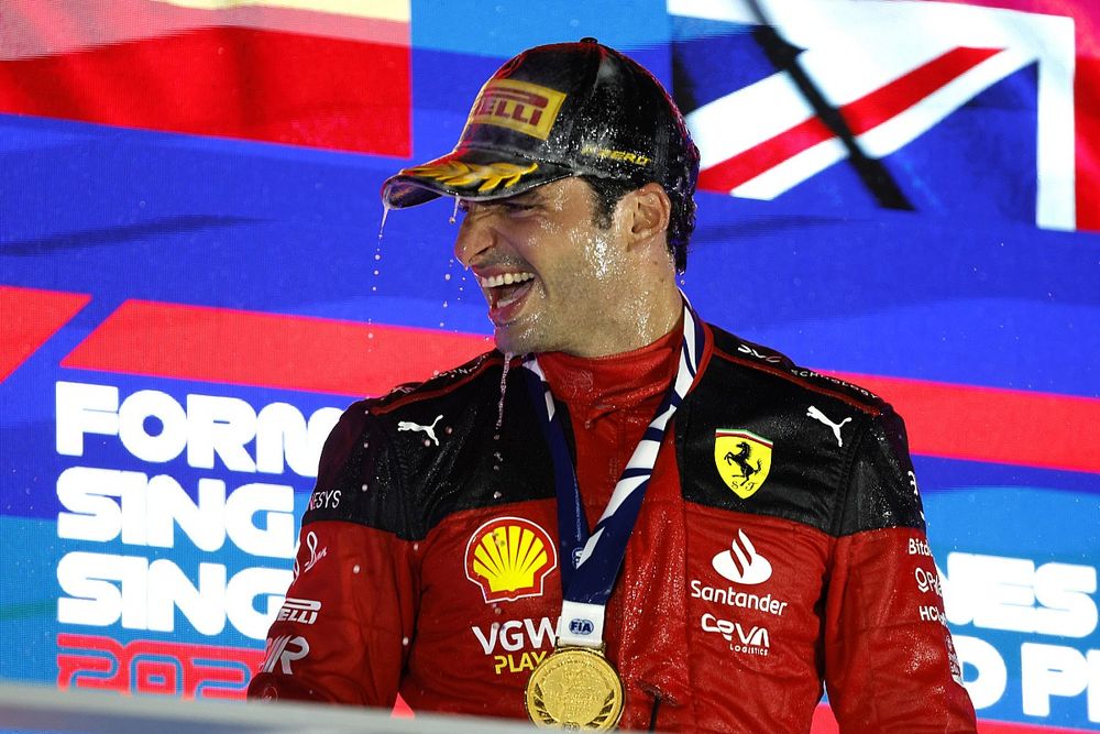 Carlos Sainz, Scuderia Ferrari, 1st position, on the podium with his FIA winners medal