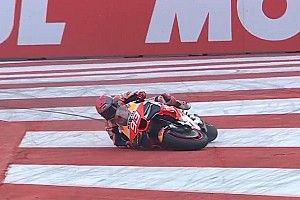 Vídeo: Márquez, al suelo cuando luchaba por el podio en India, pero remonta