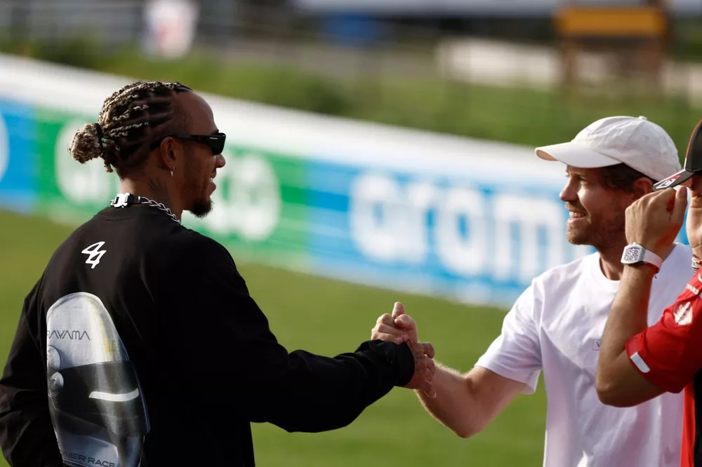 Pilotos en la curva 2 Proyecto de biodiversidad Buzzin Lewis Hamilton, Mercedes-AMG Sebastian Vettel