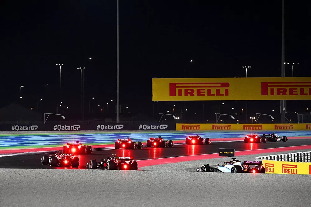 Alex Albon, Williams FW45, persigue al pelot&oacute;n en la salida