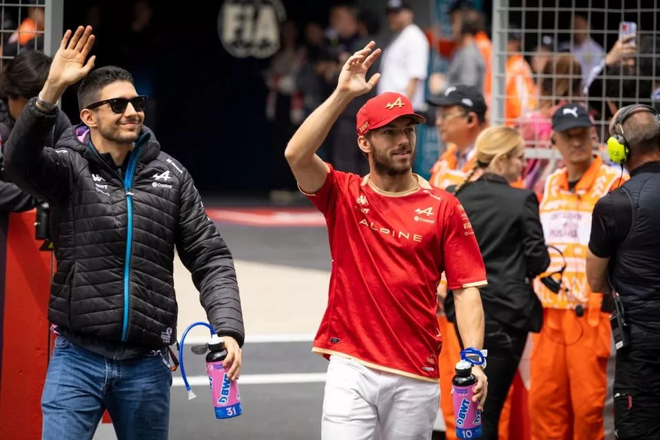 Esteban Ocon, Alpine F1 Team, Pierre Gasly, Alpine F1 Team, saluent la foule durant la parade des pilotes