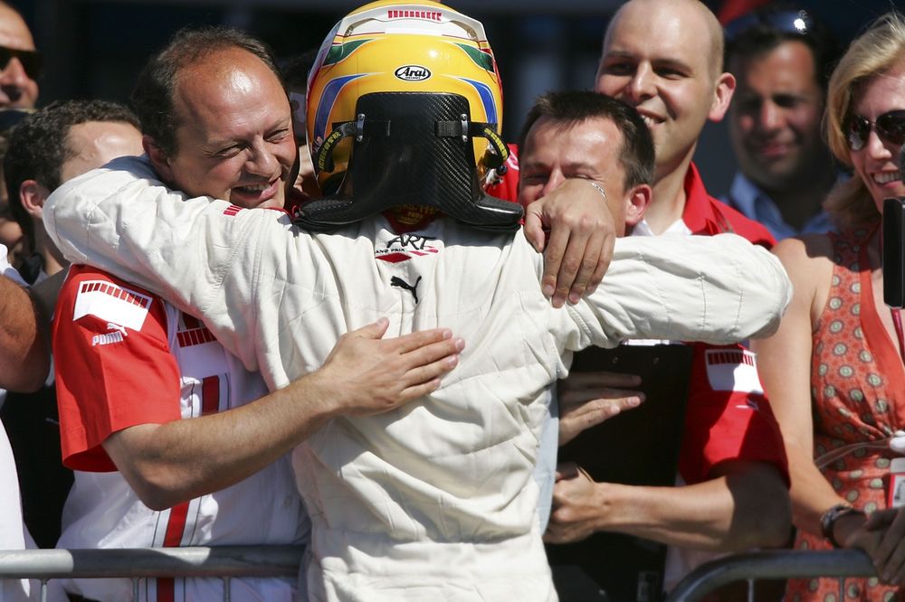 Lewis Hamilton, ART Grand Prix, celebra con Frederic Vasseur, su jefe