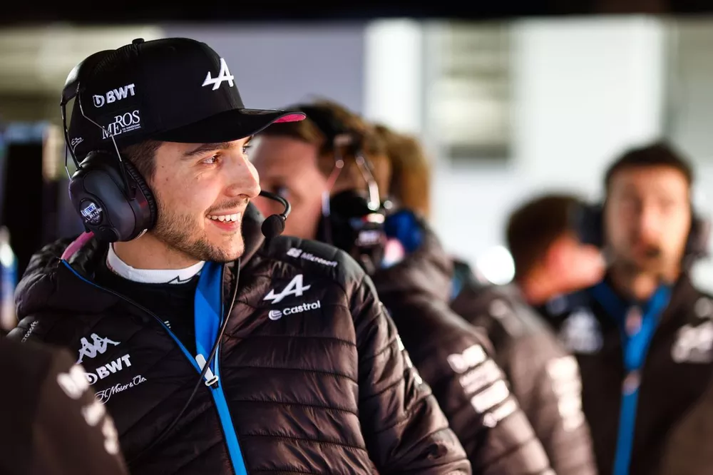 Esteban Ocon, Alpine F1 Team, en el garaje