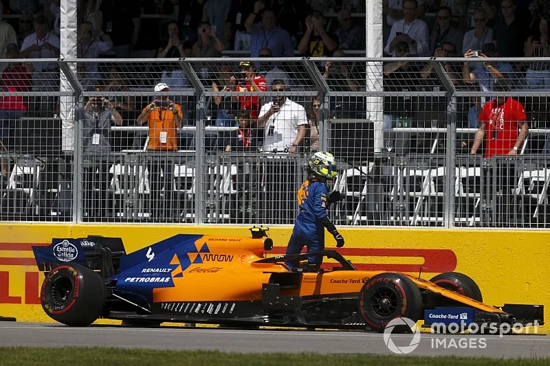 Lando Norris, McLaren MCL34, parks up with damage