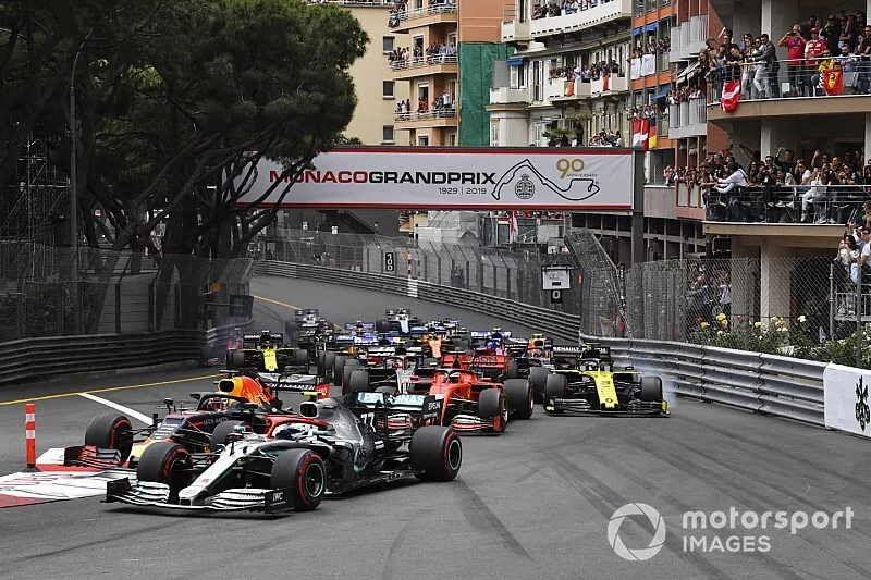 Valtteri Bottas, Mercedes AMG W10, leads Max Verstappen, Red Bull Racing RB15, Sebastian Vettel, Ferrari SF90, Daniel Ricciardo, Renault R.S.19, Kevin Magnussen, Haas F1 Team VF-19, and the remainder of the field at the start