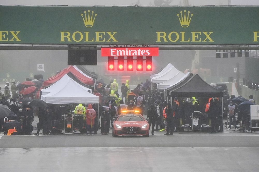 The busy pre race grid
