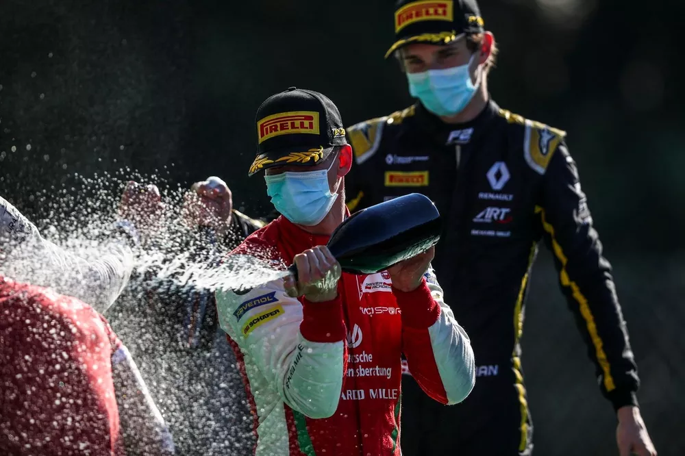 Podio: ganador de la carrera Mick Schumacher, Prema Racing, y tercer lugar Christian Lundgaard, ART Grand Prix