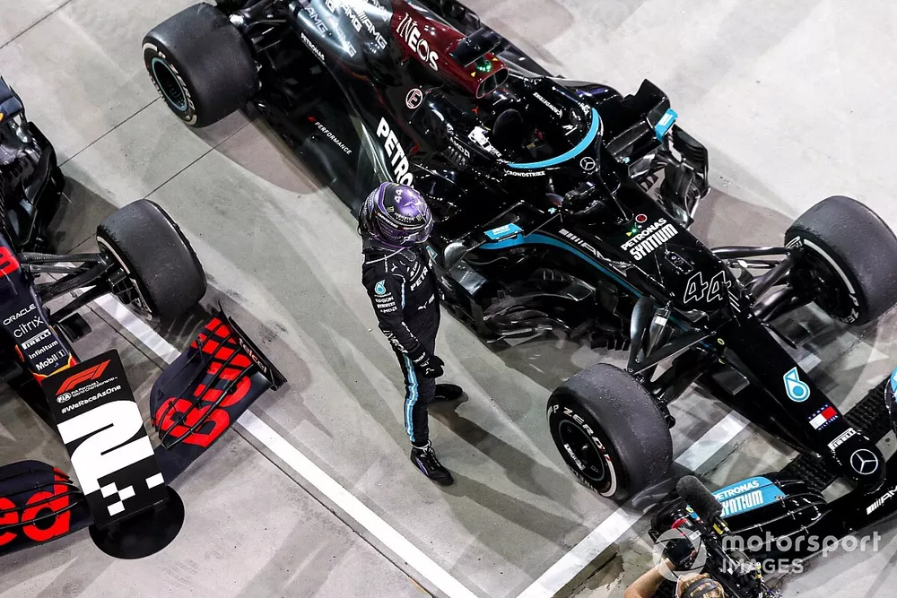 Lewis Hamilton, Mercedes W12, osserva la sua auto 