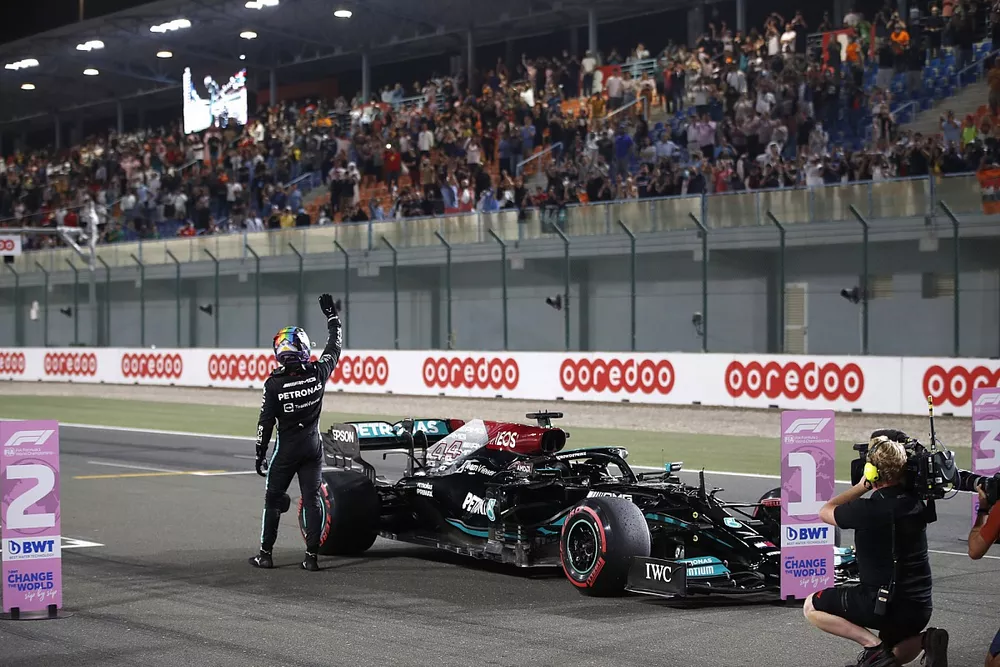 Il pole man Lewis Hamilton, Mercedes, festeggia dopo le qualifiche