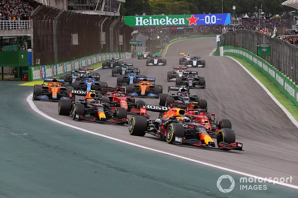 Max Verstappen, Red Bull Racing RB16B, Carlos Sainz Jr., Ferrari SF21, Sergio Perez, Red Bull Racing RB16B, Charles Leclerc, Ferrari SF21, and the remainder of the field at the start