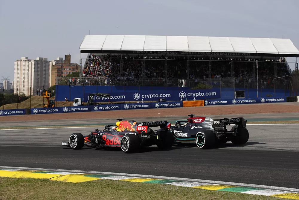 Max Verstappen, Red Bull Racing RB16B, lucha con Lewis Hamilton, Mercedes W12