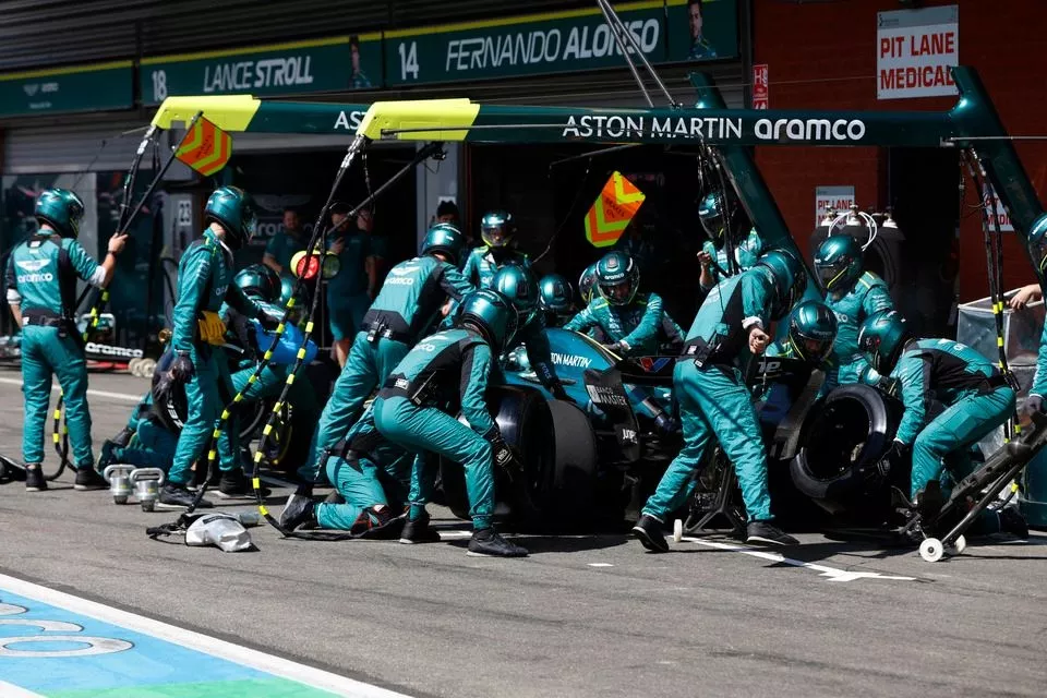 Fernando Alonso, Aston Martin AMR24, hace una parada en boxes
