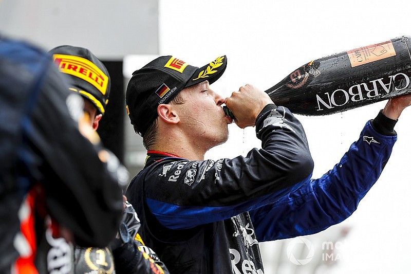 Daniil Kvyat, Toro Rosso, 3rd position, drinks Champagne on the podium