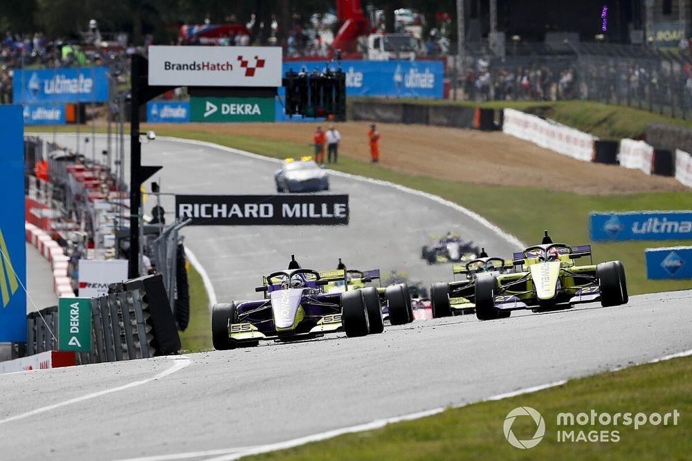 Jamie Chadwick y Alice Powell en la salida