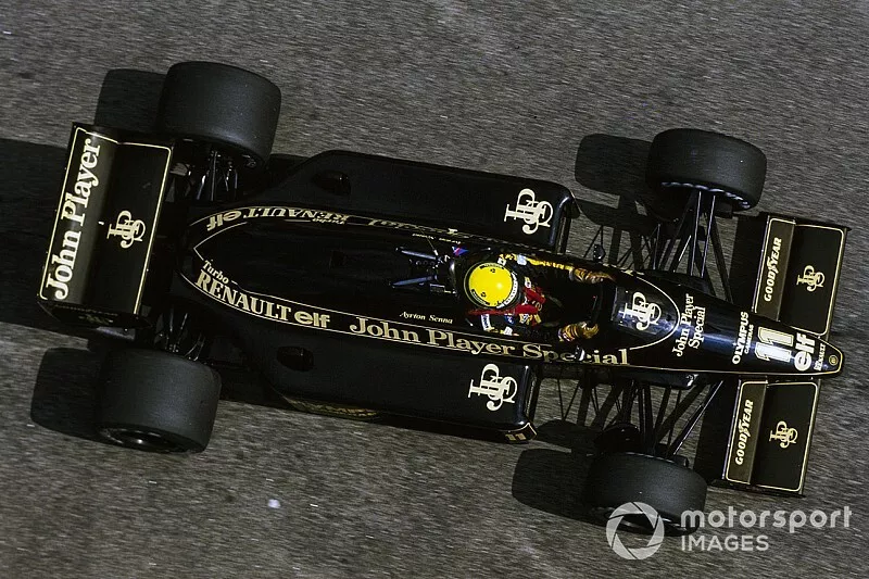 Ayrton Senna dans une Lotus 97T Renault disposant de la suspension et de la bo&icirc;te de vitesses de la Lotus 98T

