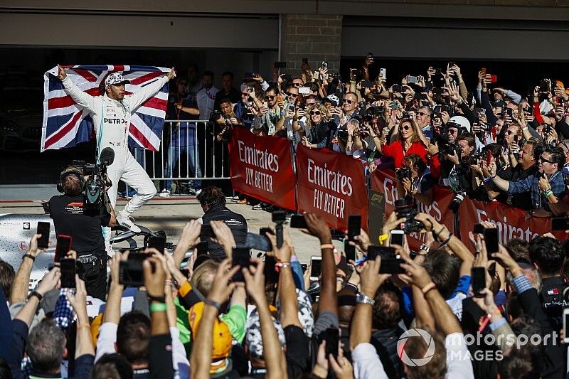 Lewis Hamilton, Mercedes AMG F1, 2º lugar, celebra después de conseguir su sexto campeonato del mundo