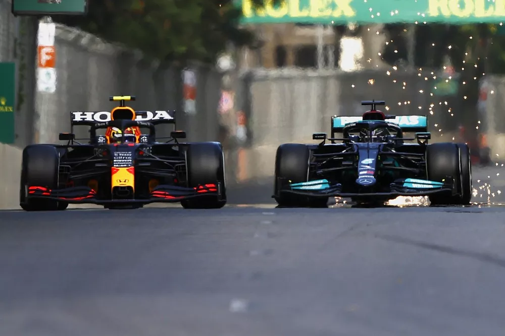 Sergio P&eacute;rez, Red Bull Racing RB16B, Lewis Hamilton, Mercedes W12