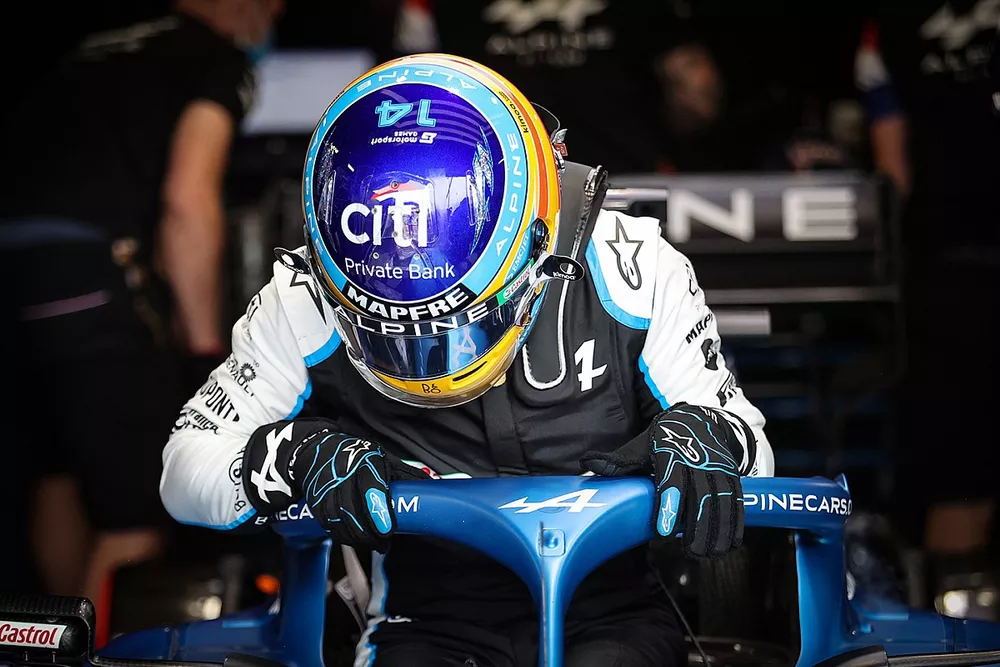 Casco de Fernando Alonso, Alpine A521 con el logo de Motorsport Games