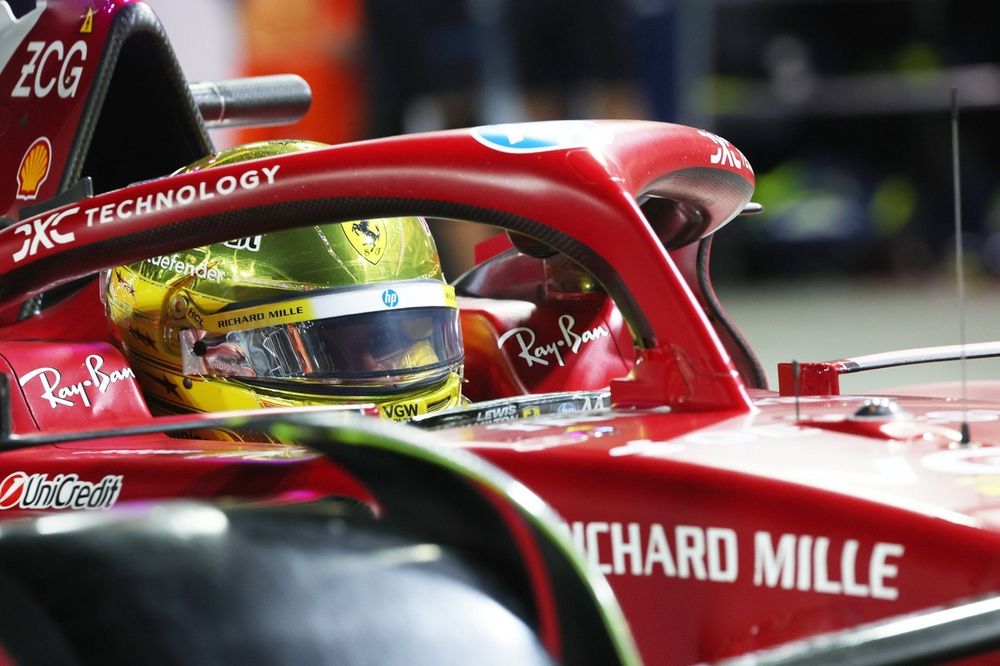 Il Casco Cromato Oro di Lewis Hamilton per il GP di Singapore Diventa Subito un Preferito dai Fan