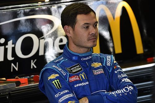 Un d&iacute;a "limpio" de Kyle Larson le permite su primer Top 5