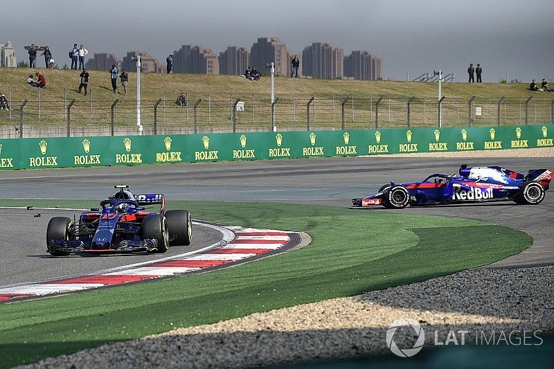 Pierre Gasly, Scuderia Toro Rosso STR13 y Brendon Hartley, Scuderia Toro Rosso STR13 chocan