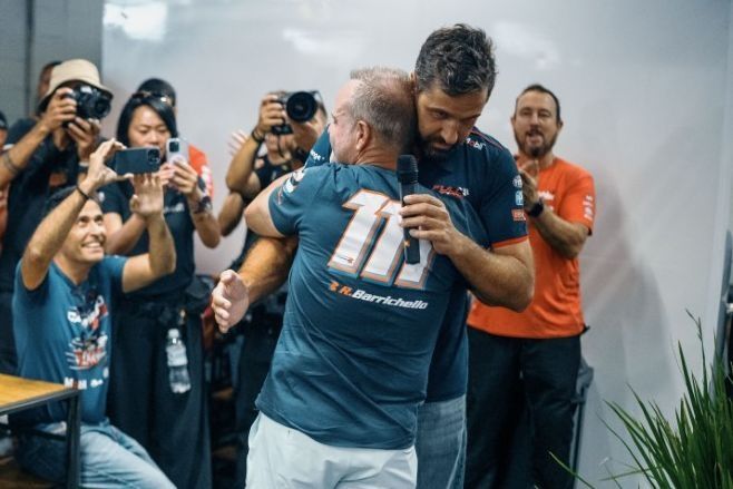 Rubens Barrichello abraça Maurício Ferreira