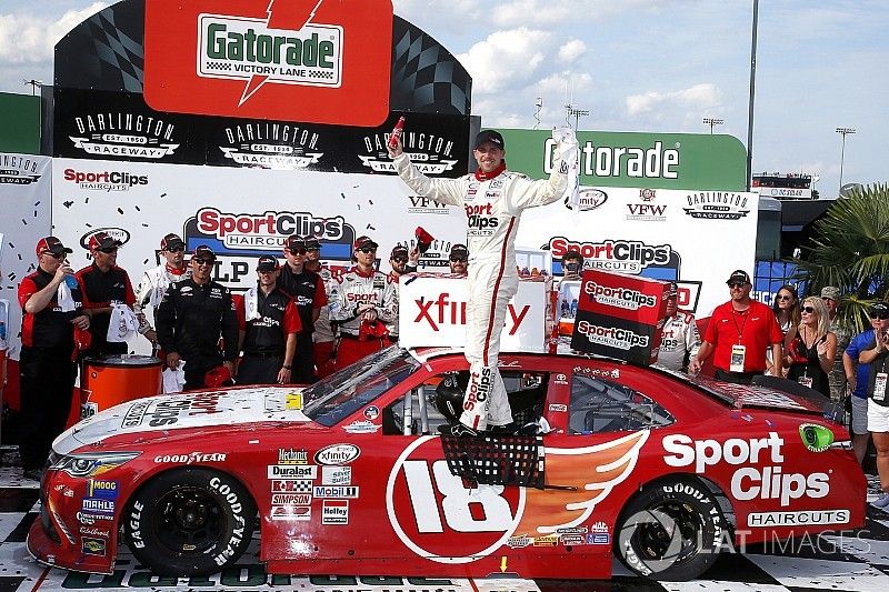 Ganador de la carrera Denny Hamlin, Joe Gibbs Racing Toyota