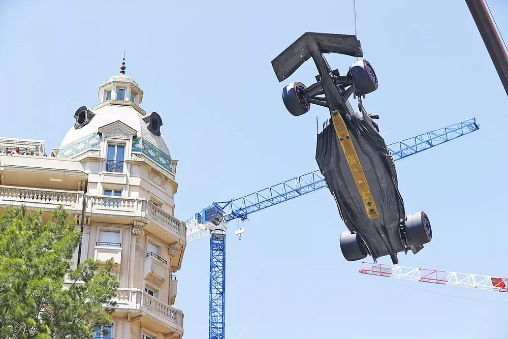 Los comisarios retiran el coche de Lewis Hamilton, Mercedes F1 W14, del circuito con una grúa