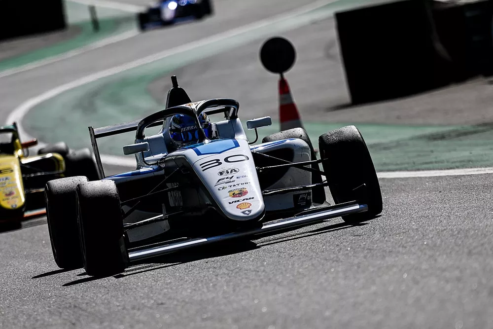 Vinicius Tessaro &agrave; frente