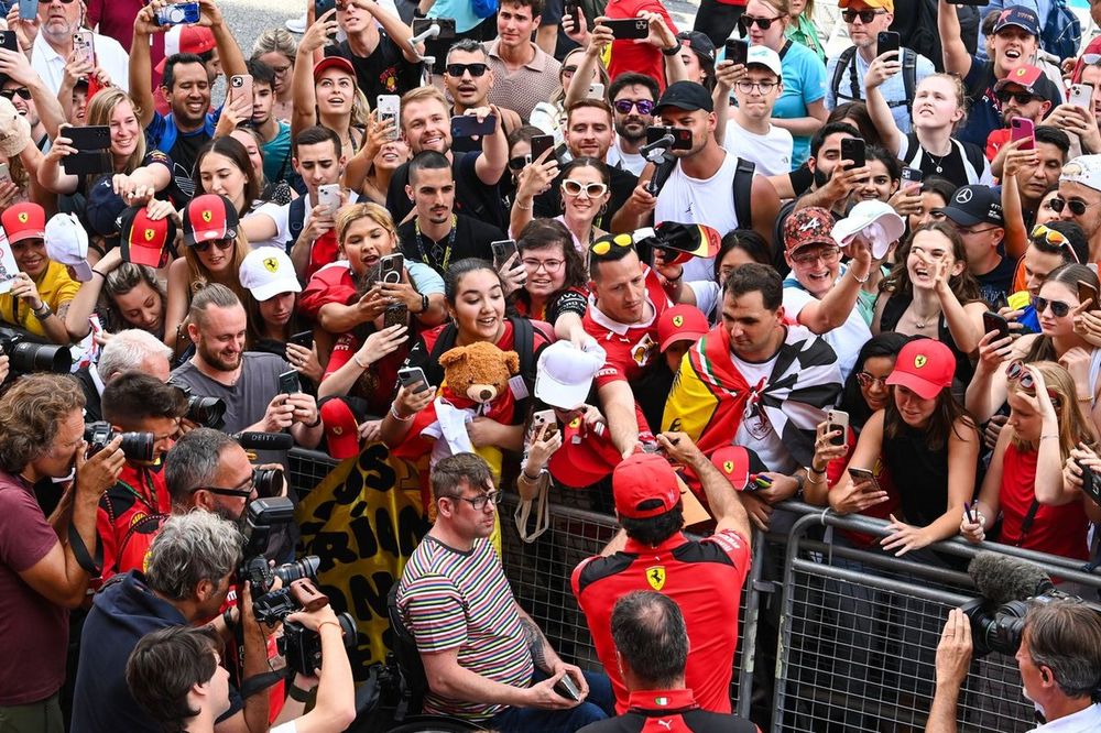 Carlos Sainz, Scuderia Ferrari, firma aut&oacute;grafos para los aficionados y posa para las fotos