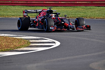 Videón, ahogy Verstappen meghajtja az új Red Bullt