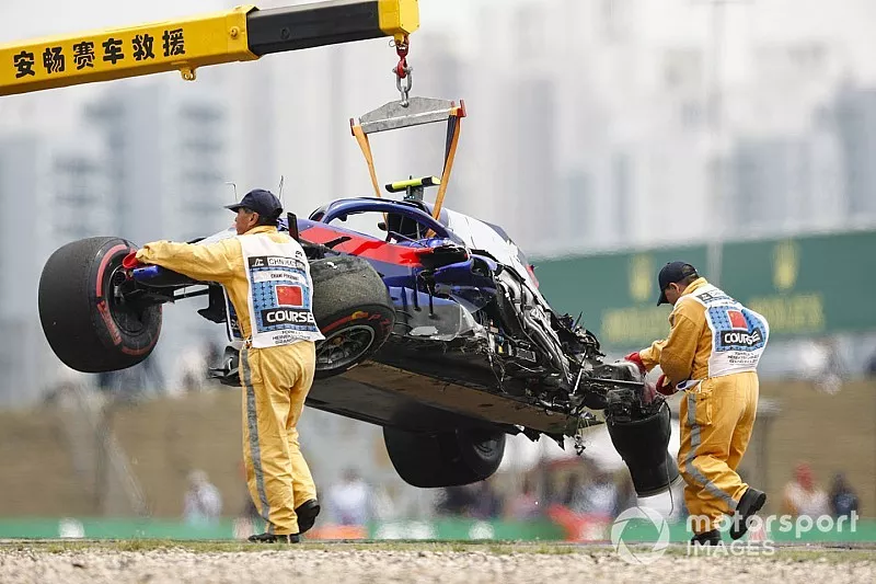 Les d&eacute;g&acirc;ts apr&egrave;s l'accident d'Alexander Albon, Toro Rosso STR14