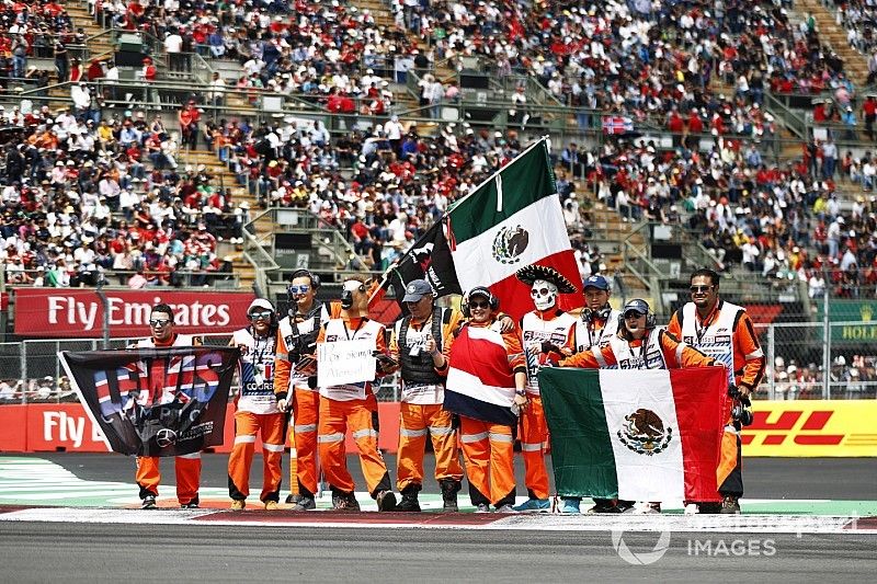 Los comisarios muestran algo de patriotismo y apoyo para los conductores antes del inicio