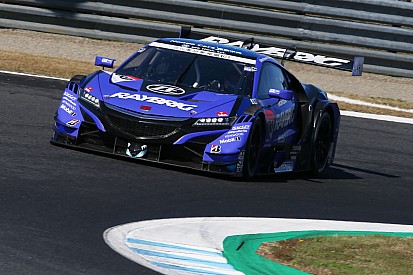 Super GT Motegi: Atasi tekanan Hirakawa, Button juara