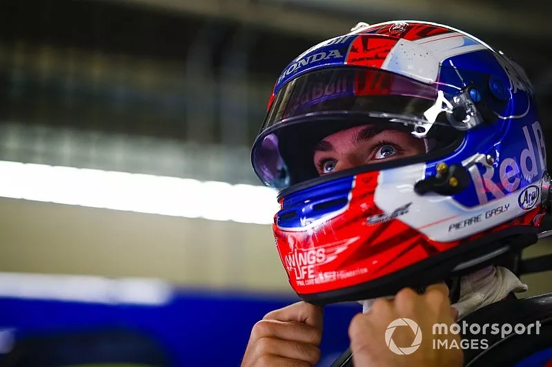 Pierre Gasly, Toro Rosso, ajuste son casque