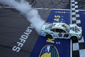 NASCAR Cup Kansas - Hamlin y Wallace cochan; Elliott sorprende para ganar