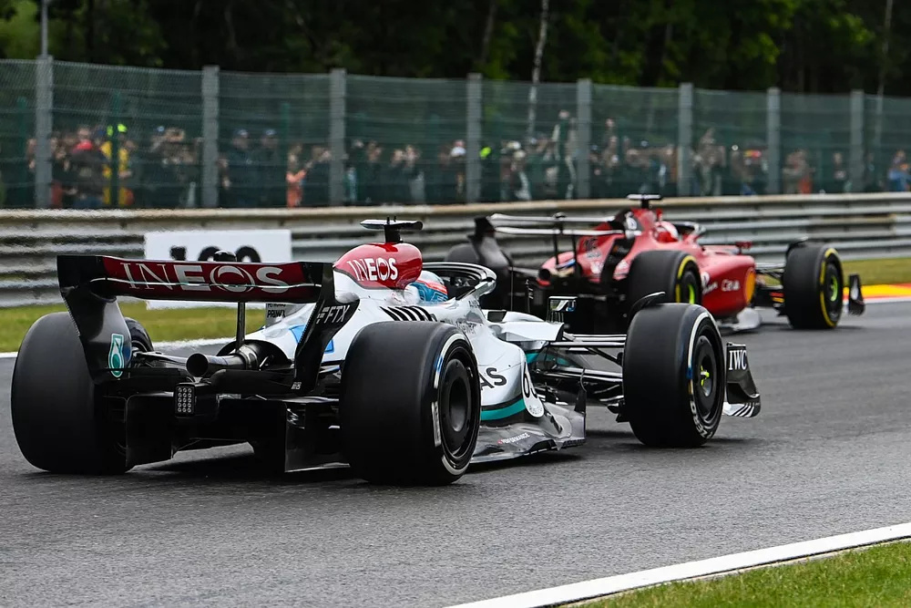 Charles Leclerc, Ferrari F1-75, George Russell, Mercedes W13