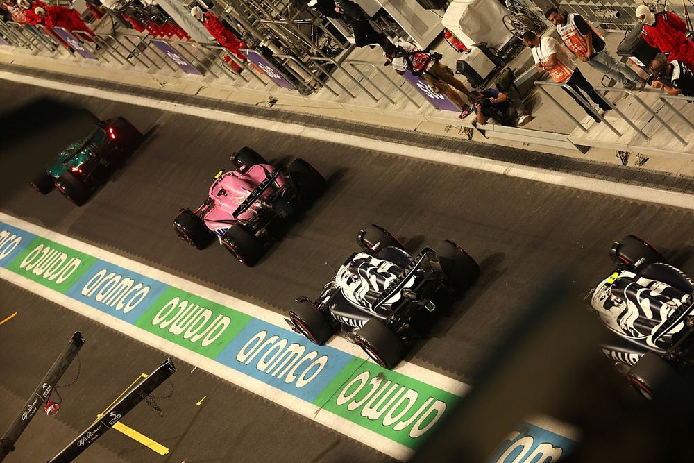 Esteban Ocon, Alpine A522, Pierre Gasly, AlphaTauri AT03, Yuki Tsunoda, AlphaTauri AT03, en el pit lane