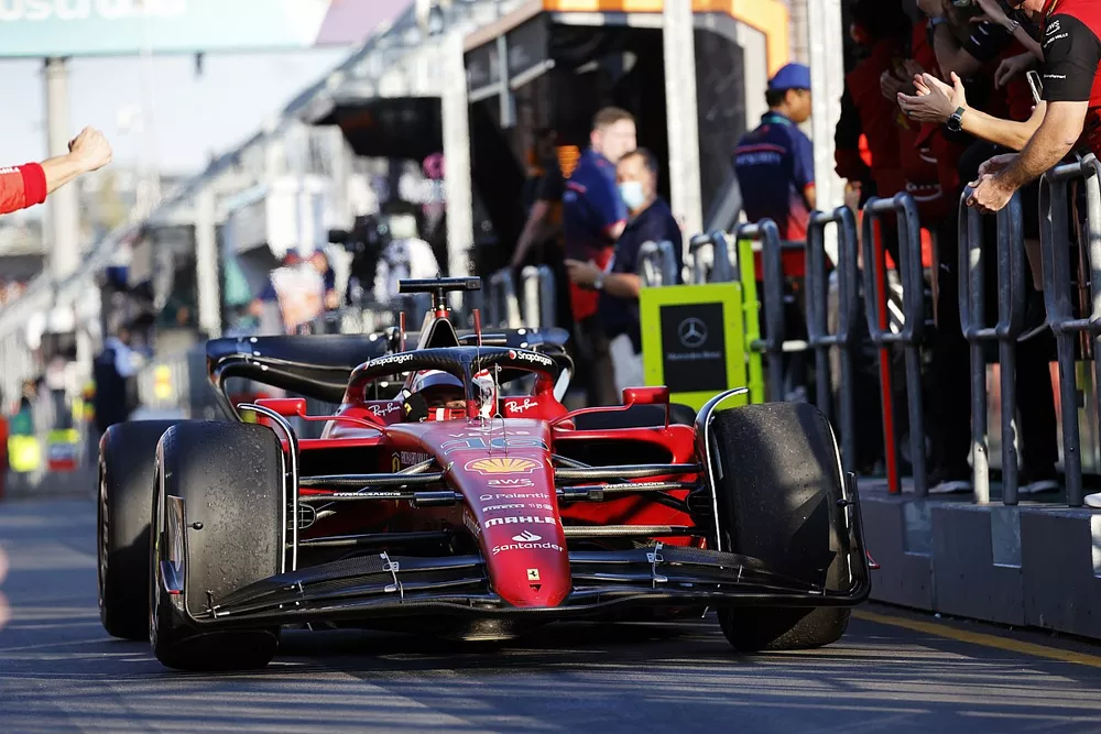 Charles Leclerc, Ferrari F1-75, ganador, conduce hacia el parque cerrado