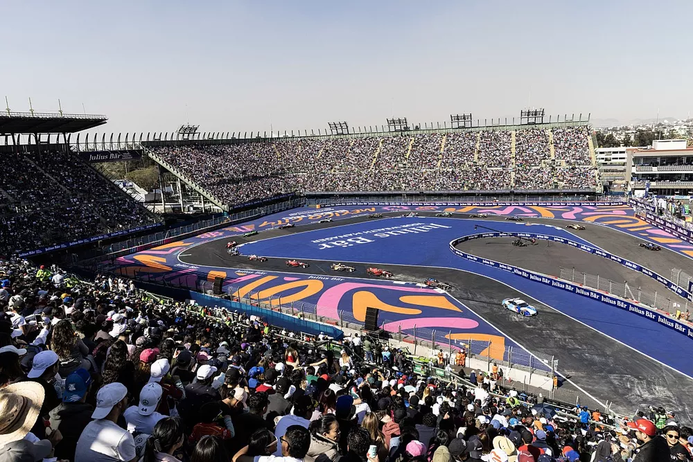 El safety car lidera el pelot&oacute;n en el Foro Sol