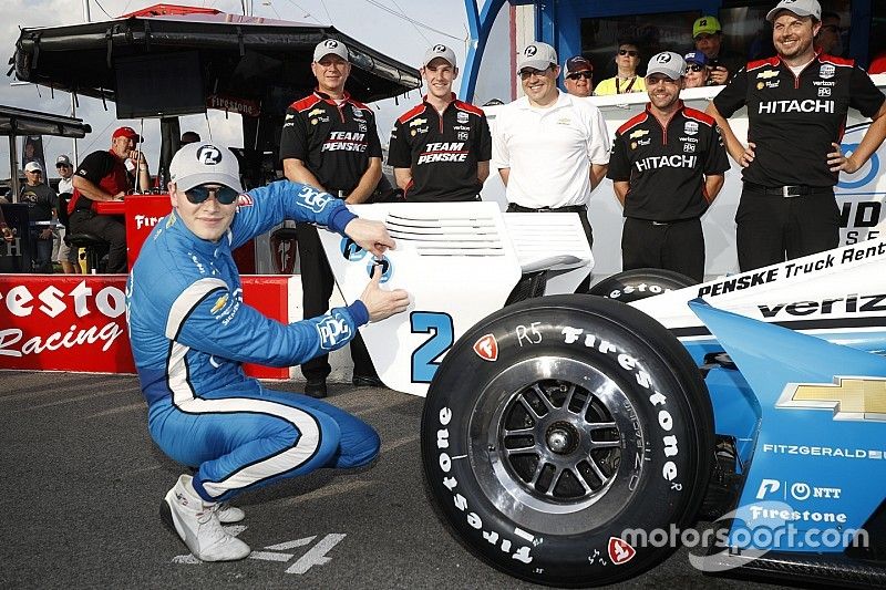 Pole award winner Josef Newgarden, Team Penske Chevrolet