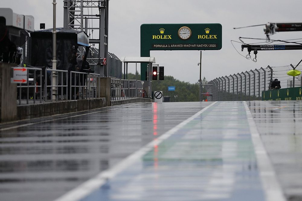 La lluvia empapa el pit lane
