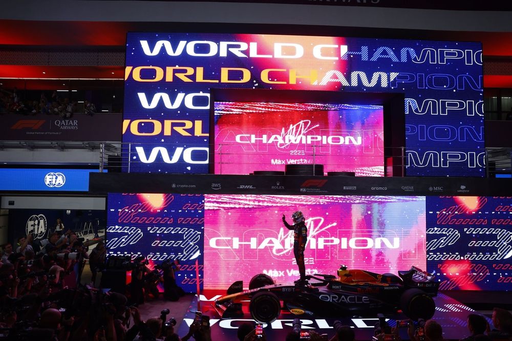 Max Verstappen, Red Bull Racing, 2&ordm; clasificado y campe&oacute;n del mundo de pilotos 2023, celebra a su llegada al Parc Ferme tras la carrera Sprint.