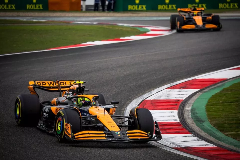 Lando Norris, McLaren MCL38, Oscar Piastri, McLaren MCL38