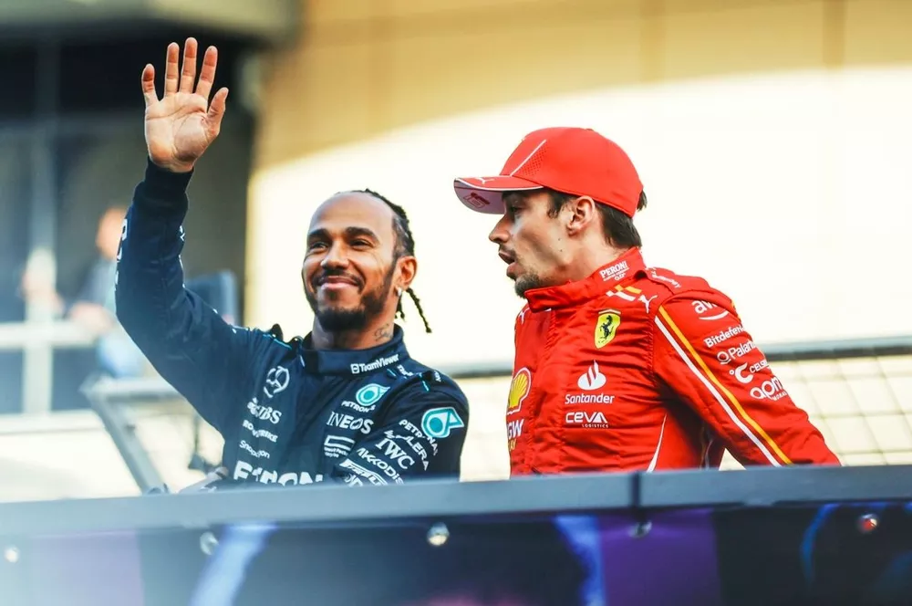 Lewis Hamilton (Mercedes) et Charles Leclerc (Ferrari) lors de la parade des pilotes à Bahreïn