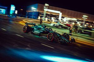 V&iacute;deo: Aston Martin F1 se luce en la noche saud&iacute; con Jessica Hawkins y Alonso