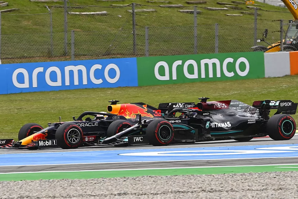 Max Verstappen, Red Bull Racing RB16B and Sir Lewis Hamilton, Mercedes W12 battle at the start of the race
