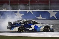 Kyle Larson gana en Charlotte y establece r&eacute;cord para Hendrick